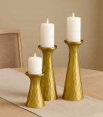 ست سه‌تایی شمعدان فلزی با بدنه خش‌دار و آبکاری طلایی ساخت هند