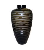 گلدان شیشه‌ای با تراش افقی و طراحی مدرن برای دکوراسیون داخلی