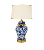 آباژور سرامیکی آبی با گل‌های سفید و پایه طلایی، شید سفید با لبه طلایی