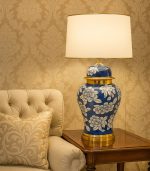 آباژور چینی آبی با طرح گل سفید و پایه طلایی