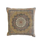 کوسن دست‌بافت با طرح سنتی از برند Dutchbone با رنگ‌های خاکی، آبی و نارنجی