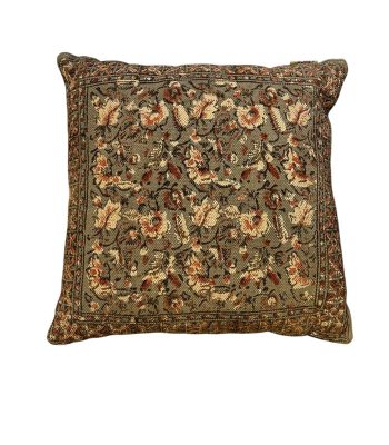 کوسن مستطیلی دست‌بافت با طرح گل‌های شرقی و رنگ‌های سبز زیتونی، کرم و قرمز از برند Dutchbone