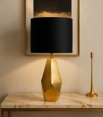 آباژور مدرن با بدنه استیل طلایی مات و شید مشکی استوانه‌ای – مناسب دکوراسیون لوکس