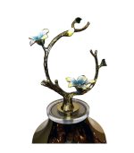 جار دکوری چینی سفید با درب فلزی برنز و مجسمه پرنده نقاشی‌شده