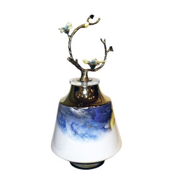 جار دکوری چینی سفید با درب فلزی برنز و مجسمه پرنده نقاشی‌شده