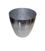 سطل آلومینیومی براق با بافت افقی و عمودی، مناسب برای زباله یا گلدان