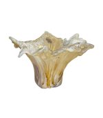 ظرف شیشه‌ای دست‌ساز مورانو ایتالیا با لبه‌های موج‌دار و رنگ طلایی-مرواریدی