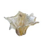 ظرف شیشه‌ای دست‌ساز مورانو ایتالیا با لبه‌های موج‌دار و رنگ طلایی-مرواریدی