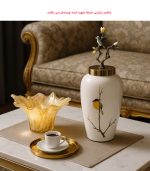 ظرف مورانو با یک عدد جار سفید روی یک میز جلو مبلی کنار مبط طلایی
