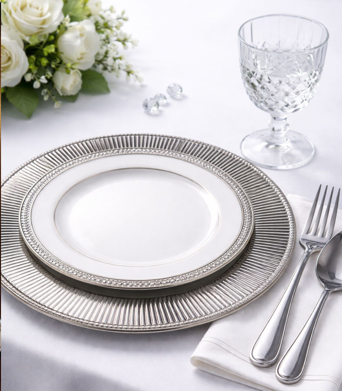 زیر بشقابی فایبرگلاس نقره‌ای براق با بافت دایره‌ای منظم و طراحی مدرن