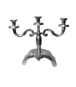 شمعدان فلزی سه شاخه آبکاری نیکل با طراحی کلاسیک و پایه‌دار