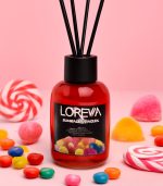 LOREVA Reed Diffuser با رایحه آدامس در شیشه مدرن و چوب‌های مشکی.
