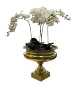 گلدان فلزی پایه‌دار آلومینیوم و نیکل با گل ارکیده دکوراتیو