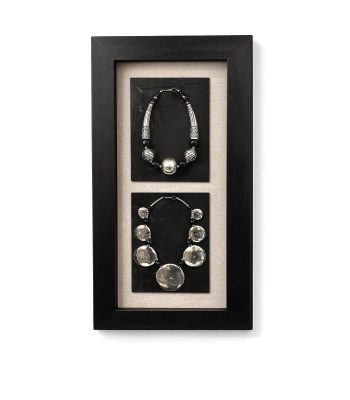 تابلو دکوراتیو گردنبند فلزی آنتیک با قاب چوبی مشکی موج‌نما سایز ۸۰ سانتی‌متر