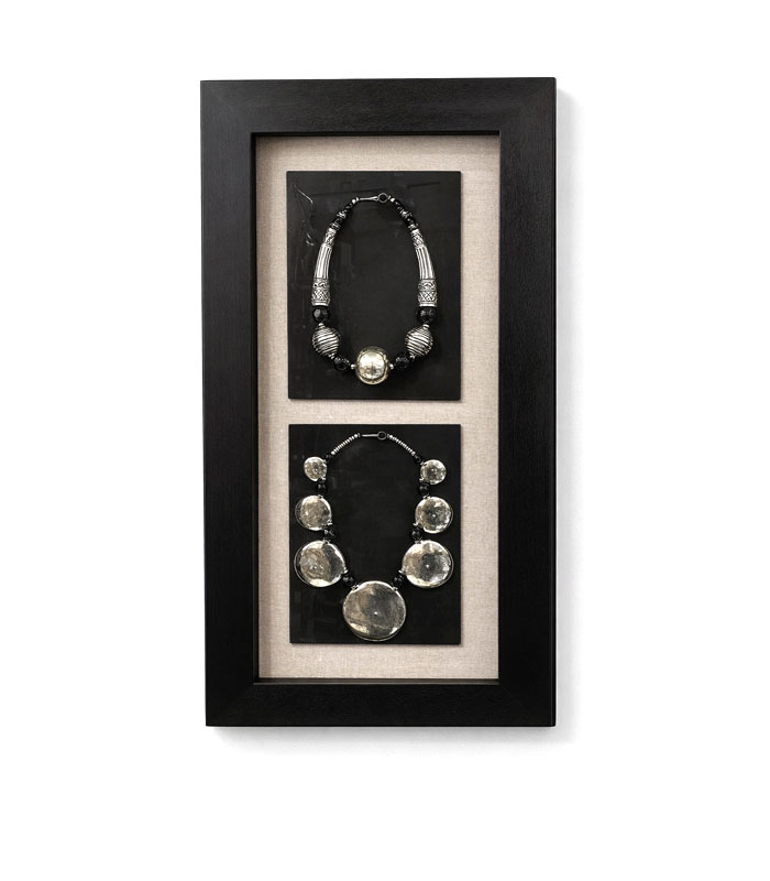 تابلو دکوراتیو گردنبند طرح آنتیک با قاب چوبی مشکی (کپی)