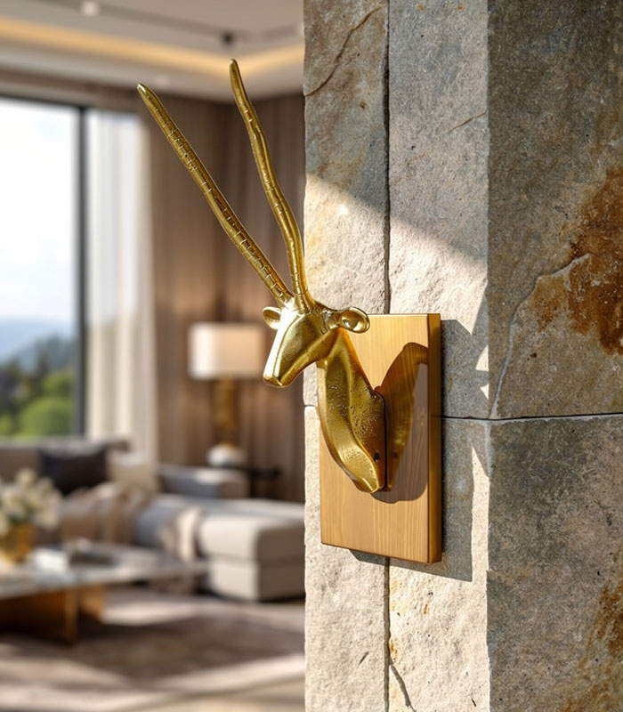 سردیس دکوری گوزن فلزی دست‌ساز با پایه چوبی