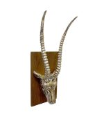 سردیس دیوارکوب گوزن فلزی دست‌ساز آلومینیوم و نیکل با صفحه چوبی