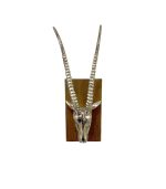 سردیس دیوارکوب گوزن فلزی دست‌ساز آلومینیوم و نیکل با صفحه چوبی