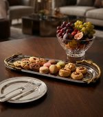 سینی استیل چکش‌کاری مستطیلی با دستگیره برنجی طرح گل ساخت هند