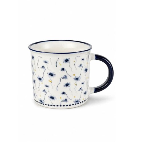 ماگ سرامیکی سفید با طرح گل‌های آبی و دسته سرمه‌ای، مناسب نوشیدنی‌های گرم و سرد