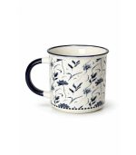 ماگ سرامیکی سفید با طرح گل و برگ آبی و دسته سرمه‌ای، مناسب لاته و کاپوچینو