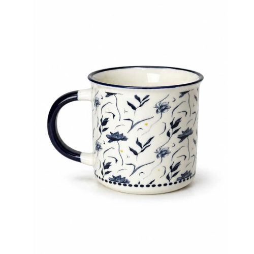 ماگ سرامیکی سفید با طرح گل و برگ آبی و دسته سرمه‌ای، مناسب لاته و کاپوچینو