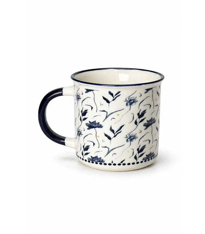 ماگ سرامیکی سفید با طرح گل و برگ آبی و دسته سرمه‌ای، مناسب لاته و کاپوچینو