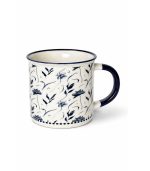 ماگ سرامیکی سفید با طرح گل و برگ آبی و دسته سرمه‌ای، مناسب لاته و کاپوچینو