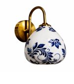 چراغ دیوارکوب فلزی با شید سرامیکی سفید نقش گل آبی و پایه طلایی