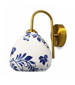 چراغ دیوارکوب فلزی با شید سرامیکی سفید نقش گل آبی و پایه طلایی